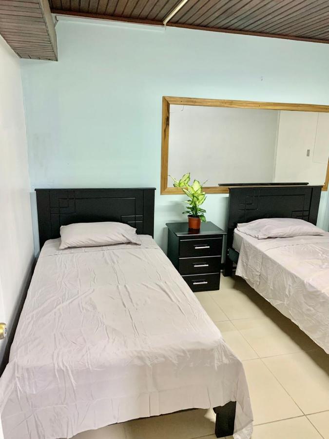 Global House Cr Hostel Backpackers Alajuela Habitacion Compartida 2 Camas Por Habitacion Eksteriør bilde