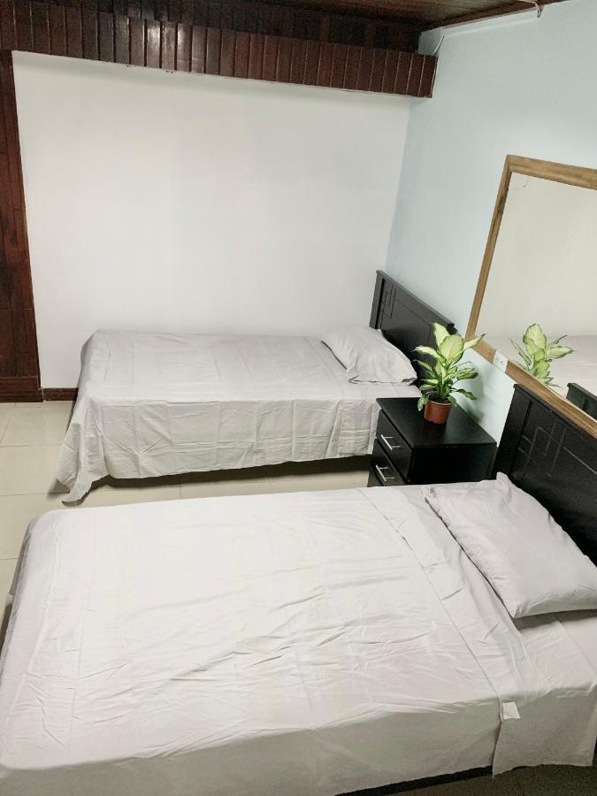 Global House Cr Hostel Backpackers Alajuela Habitacion Compartida 2 Camas Por Habitacion Eksteriør bilde